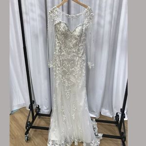 Kenneth Winston- Wedding Dress
Size: 12